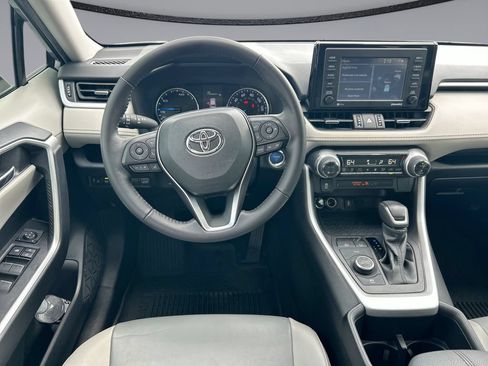Used 2022 Toyota RAV4 XLE Premium AWD/4WD image 18