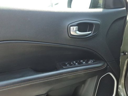 Used 2019 Jeep Compass Latitude w/ Cold Weather Group AWD/4WD image 11