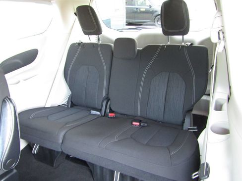 Used 2022 Chrysler Voyager LX FWD image 6