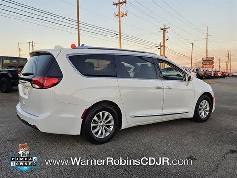 Used 2018 Chrysler Pacifica Touring-L image 15