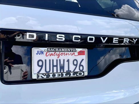 Used 2025 Land Rover Discovery S image 9