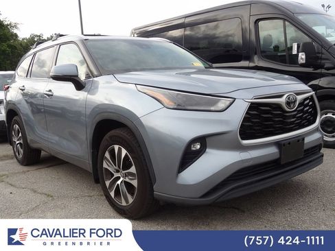 Used 2022 Toyota Highlander XLE AWD/4WD image 1