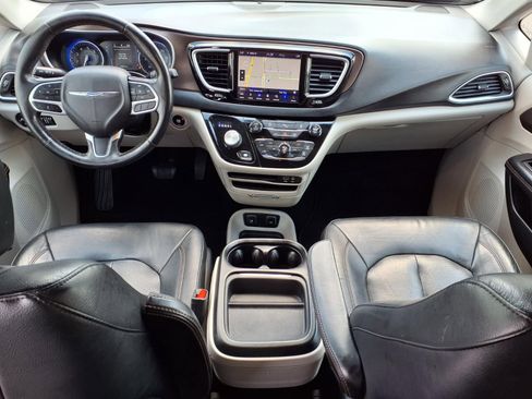 Used 2019 Chrysler Pacifica Touring-L FWD image 12