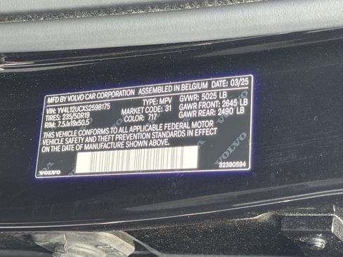 Certified 2025 Volvo XC40 B5 Plus AWD/4WD image 37