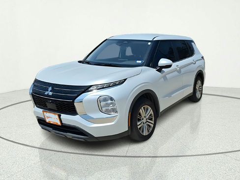 Used 2023 Mitsubishi Outlander ES FWD image 1