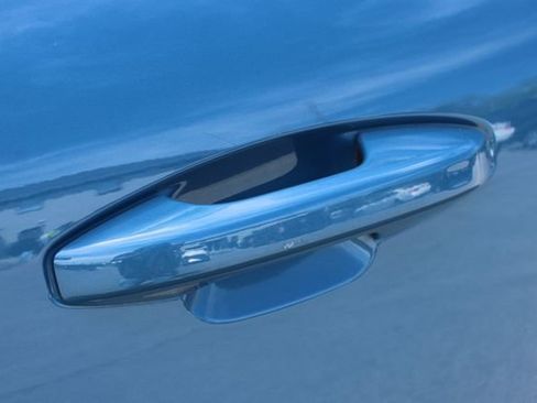 Used 2025 Volvo XC40 B5 Plus image 9