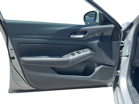 Used 2025 Nissan Altima 2.5 SV w/ SV Premium Package FWD image 9
