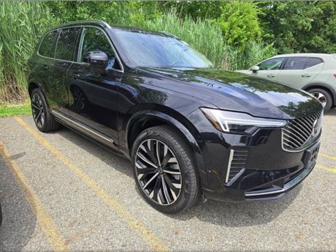 Used 2025 Volvo XC90 B5 Plus AWD/4WD image 3
