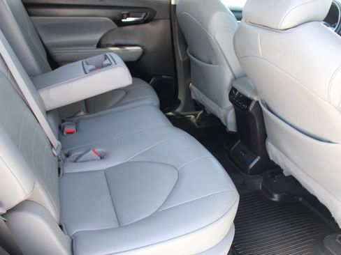 Used 2022 Toyota Highlander XLE AWD/4WD image 19