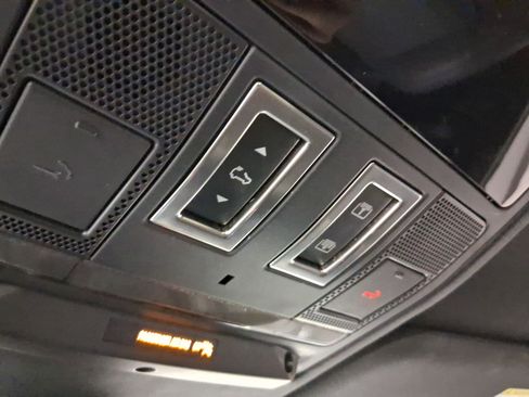 Used 2023 Land Rover Defender 90 SE image 14