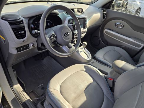 Used 2017 Kia Soul EV + w/ Sun & Fun Package image 10