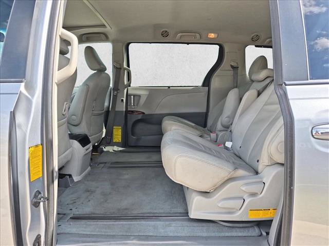 Used 2014 Toyota Sienna XLE FWD image 17