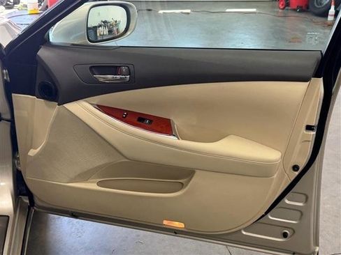 Used 2011 Lexus ES 350 w/ Luxury Pkg & Navigation w/ Preferred Accessory Package FWD image 13