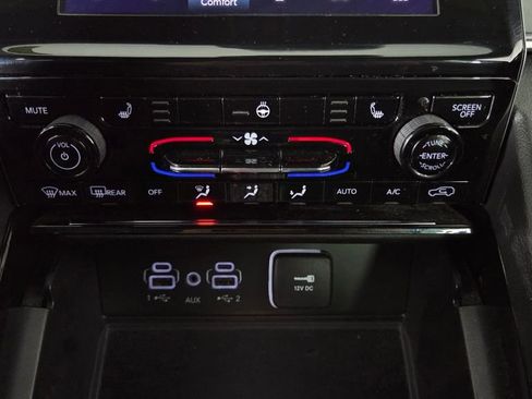 Used 2023 Jeep Grand Cherokee L Laredo image 25