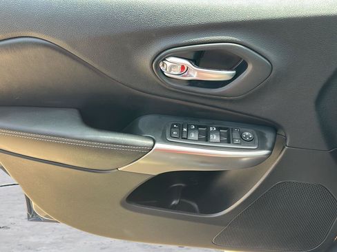 Used 2019 Jeep Cherokee Latitude Plus AWD/4WD image 11