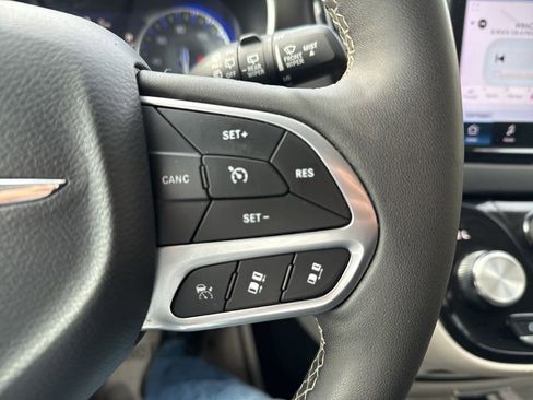 Used 2024 Chrysler Pacifica Touring-L image 38