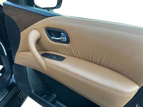 Used 2016 INFINITI QX80 4WD w/ Signature Edition Package image 21