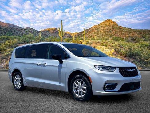 Used 2024 Chrysler Pacifica Touring-L FWD image 2