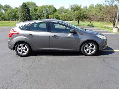 Used 2014 Ford Focus SE w/ SE Winter Package FWD image 2