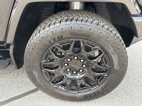 New 2025 GMC Hummer EV 2X image 40