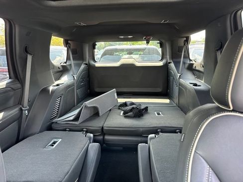 Used 2023 GMC Yukon SLT w/ SLT Luxury Package RWD image 8
