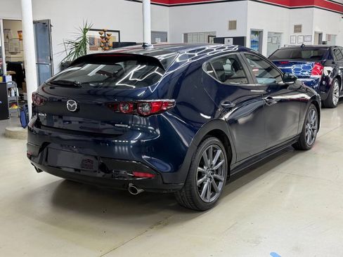 Used 2020 MAZDA MAZDA3 Hatchback w/ Preferred Package FWD image 2