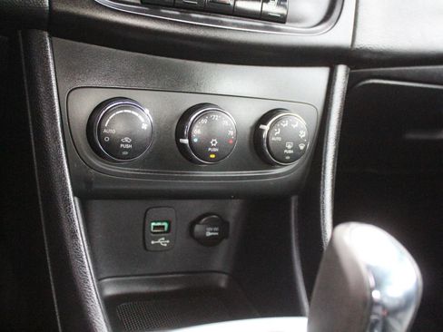 Used 2011 Dodge Avenger Lux FWD image 17
