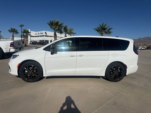 New 2026 Chrysler Pacifica Select image 2