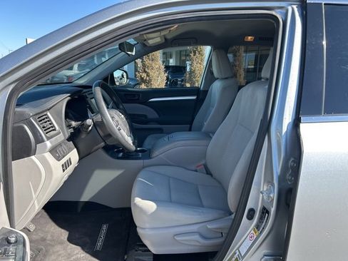 Used 2019 Toyota Highlander LE image 15