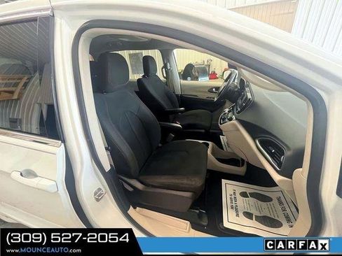 Used 2017 Chrysler Pacifica LX FWD image 7