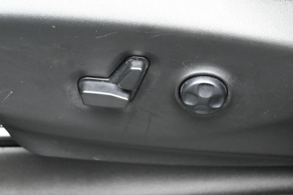Used 2025 Chrysler Pacifica Limited FWD image 10