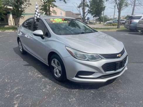 Used 2018 Chevrolet Cruze LS FWD image 1