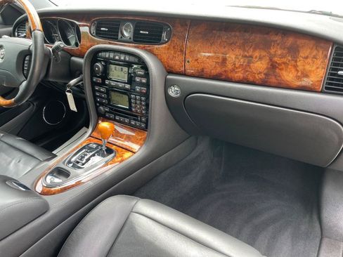Used 2004 Jaguar XJ8 RWD image 32