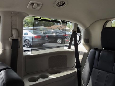 Used 2015 Chrysler Town & Country Touring w/ Driver Convenience Group image 38