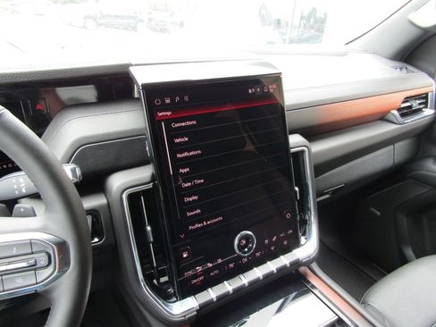 Used 2025 GMC Yukon Denali AWD/4WD image 31
