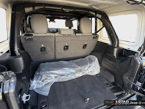 Used 2025 Jeep Wrangler Unlimited Sahara image 25