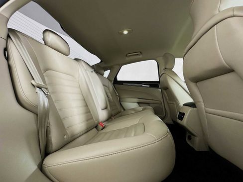 Used 2017 Ford Fusion SE w/ Fusion SE Technology Package image 24