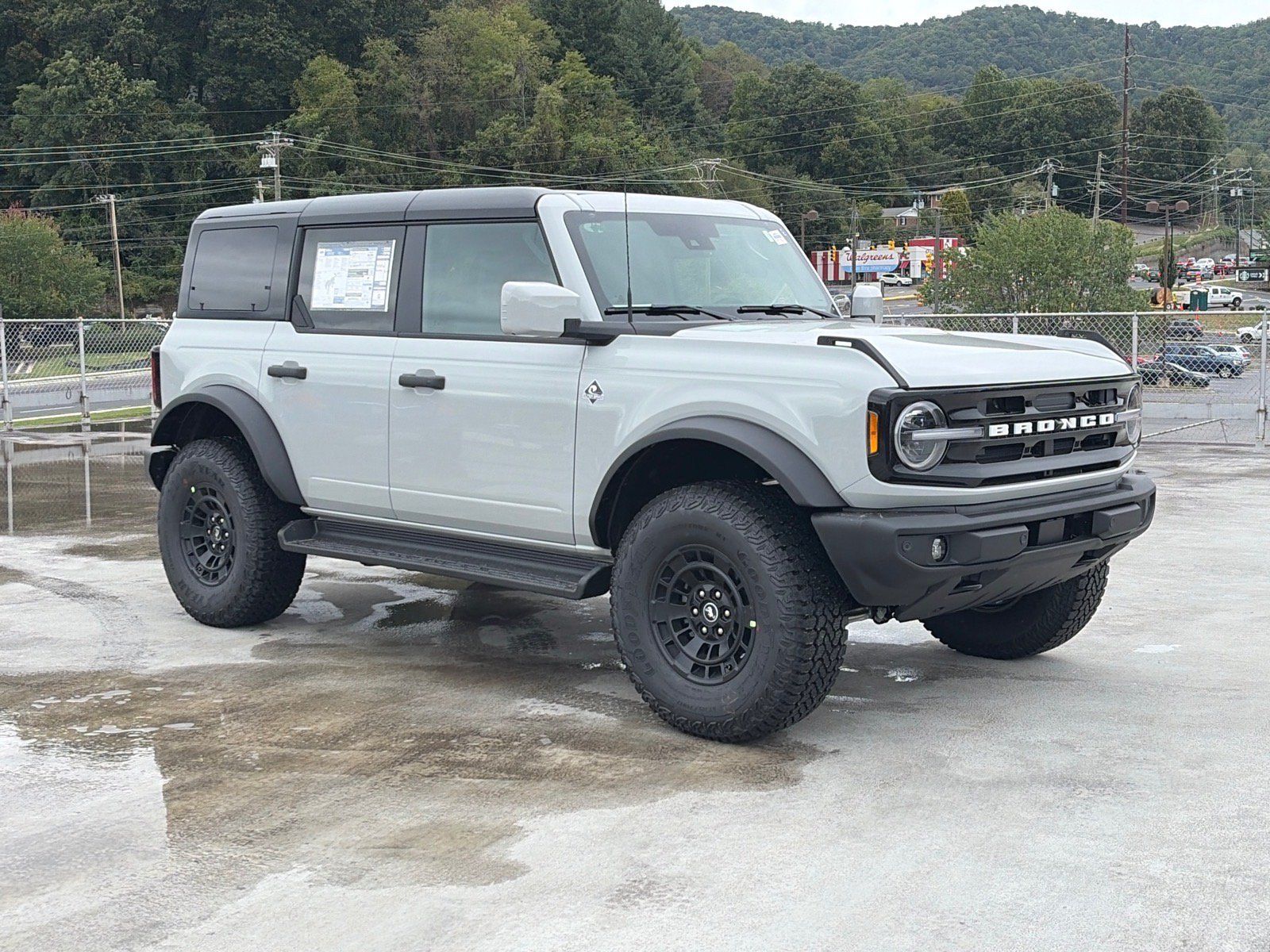 New 2026 Ford Bronco Outer Banks w/ Sasquatch Package AWD/4WD image 1