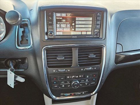 Used 2016 Dodge Grand Caravan SXT image 13