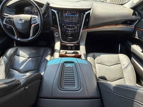 Used 2018 Cadillac Escalade Luxury AWD/4WD image 8