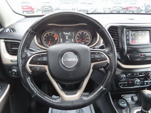 Used 2018 Jeep Cherokee Latitude w/ Comfort & Convenience Group image 32