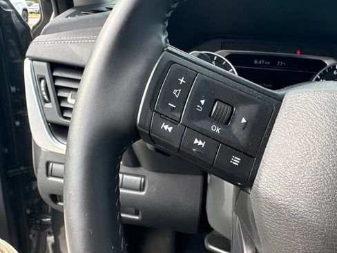Used 2025 Nissan Rogue SV FWD image 25