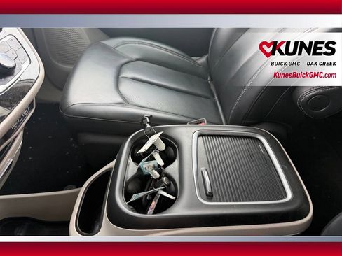 Used 2023 Chrysler Pacifica Touring-L FWD image 22