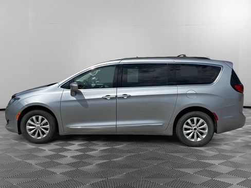 Used 2017 Chrysler Pacifica Touring-L FWD image 2