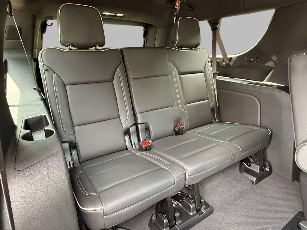 Used 2026 Chevrolet Suburban Premier AWD/4WD image 17