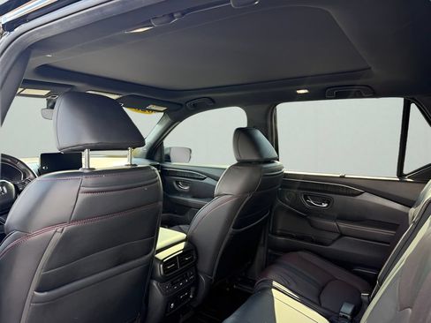 Used 2025 Honda Pilot Black Edition image 15