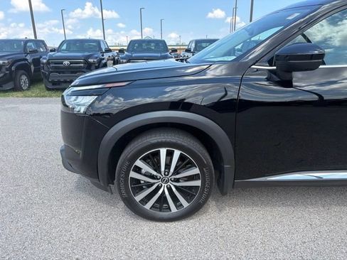 Used 2025 Nissan Pathfinder Platinum w/ Black Appearance Package AWD/4WD image 12