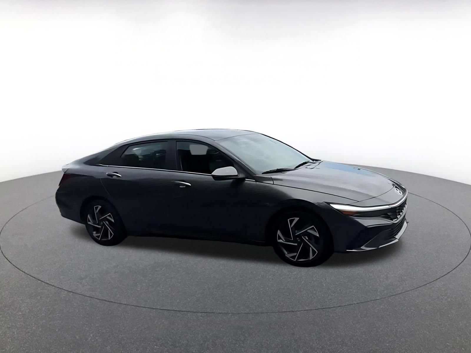 Used 2025 Hyundai Elantra Limited FWD image 2