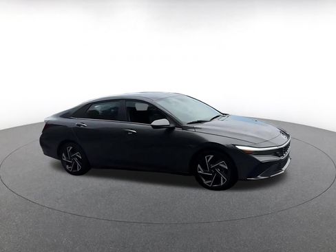 Used 2025 Hyundai Elantra Limited FWD image 2