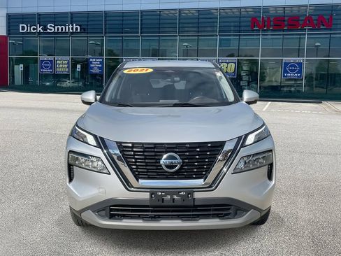 Used 2021 Nissan Rogue SV image 2